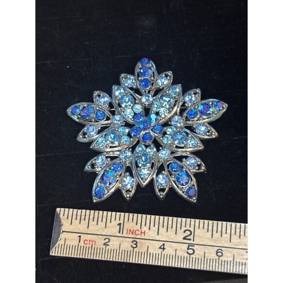 Vintage Rhinestone Snowflake Brooch Pin - Picture 6 of 8
